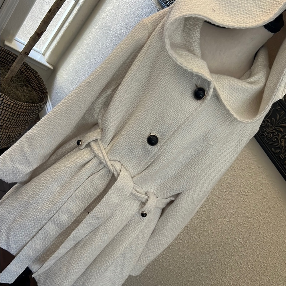 Steve Madden White Cape with Hood and Belt - Picture 2 of 9